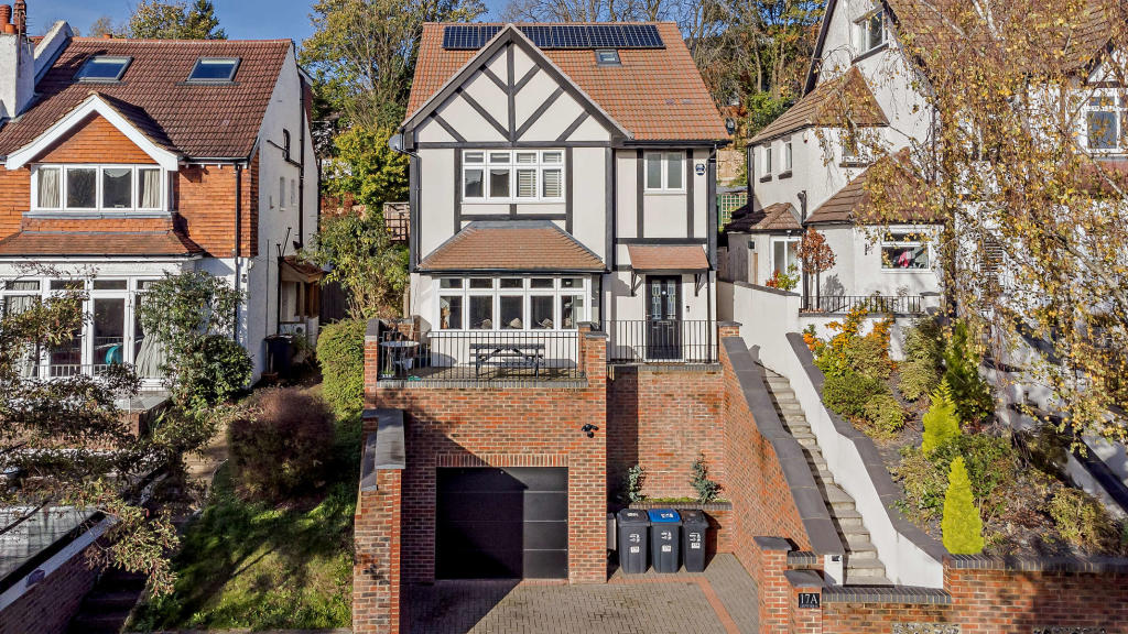 4 bedroom detached house for sale in The Grove, Coulsdon, CR5