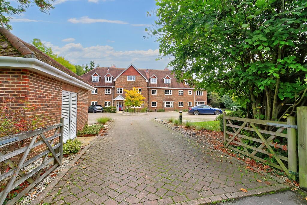 2 bedroom apartment for sale in Reading Road, Sherfield On Loddon, Hook