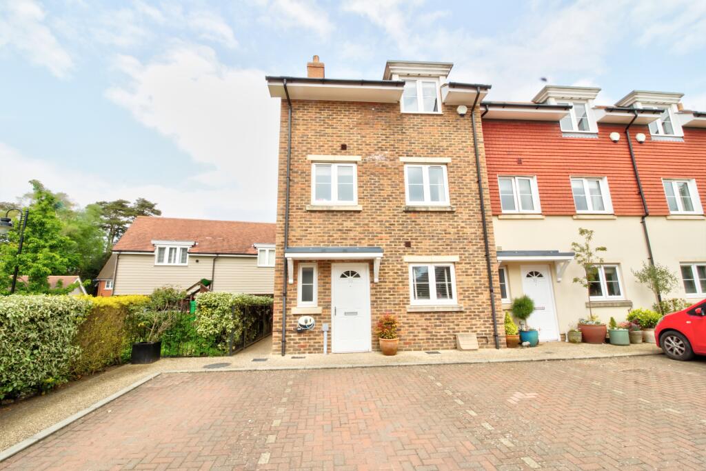 4 bedroom end of terrace house for sale in Hunters Place, Hindhead, GU26
