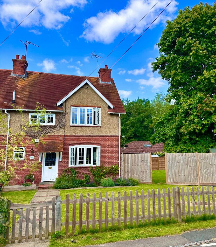 4 bedroom end of terrace house for sale in Broad Common Road, Reading, RG10