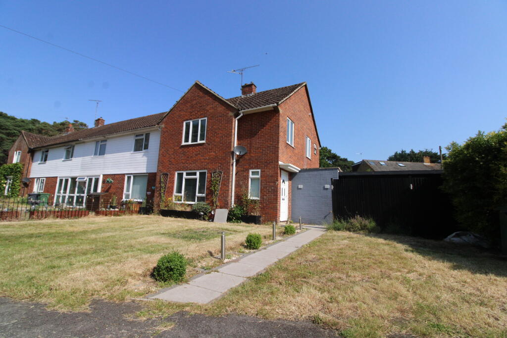 3 bedroom end of terrace house for sale in Huntsmoor Road, Tadley, RG26