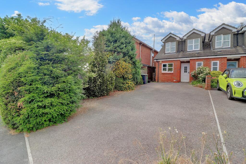 3 bedroom semidetached house for sale in Queens Crescent, Horndean, Waterlooville, PO8