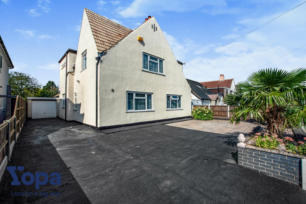 4 bedroom detached house for sale in Baldwyns Park, Bexley, DA5