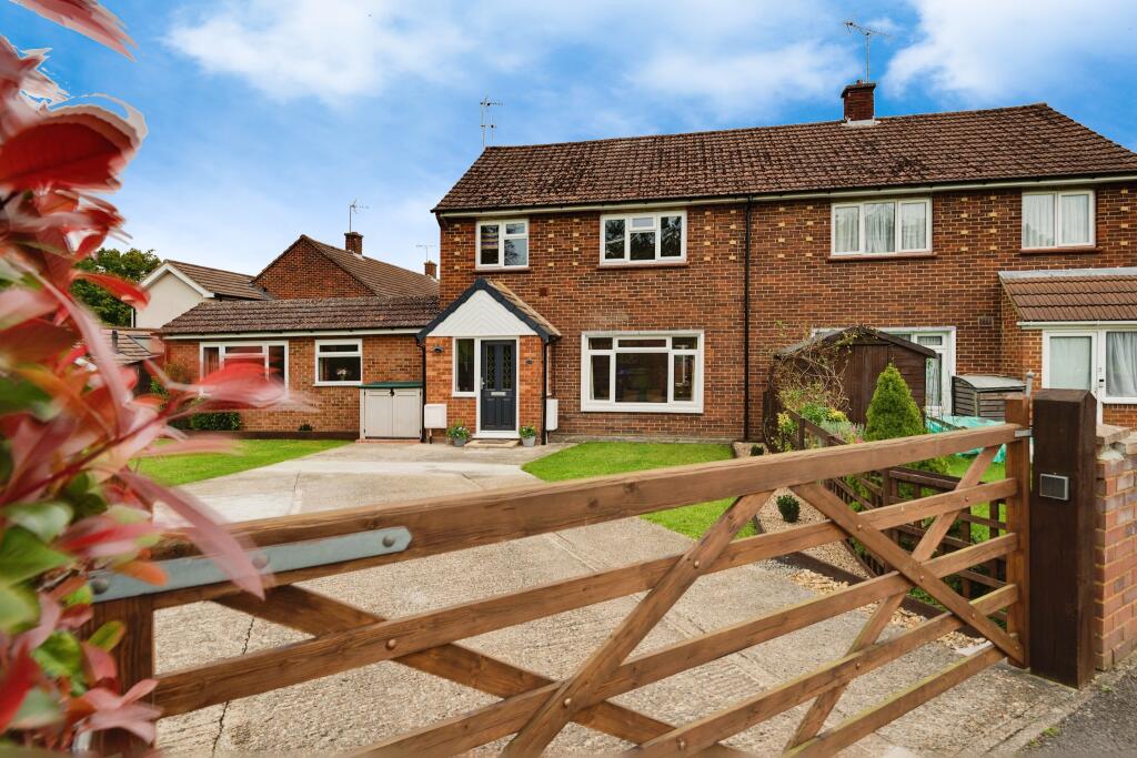 4 bedroom semidetached house for sale in Jones Way, Hedgerley