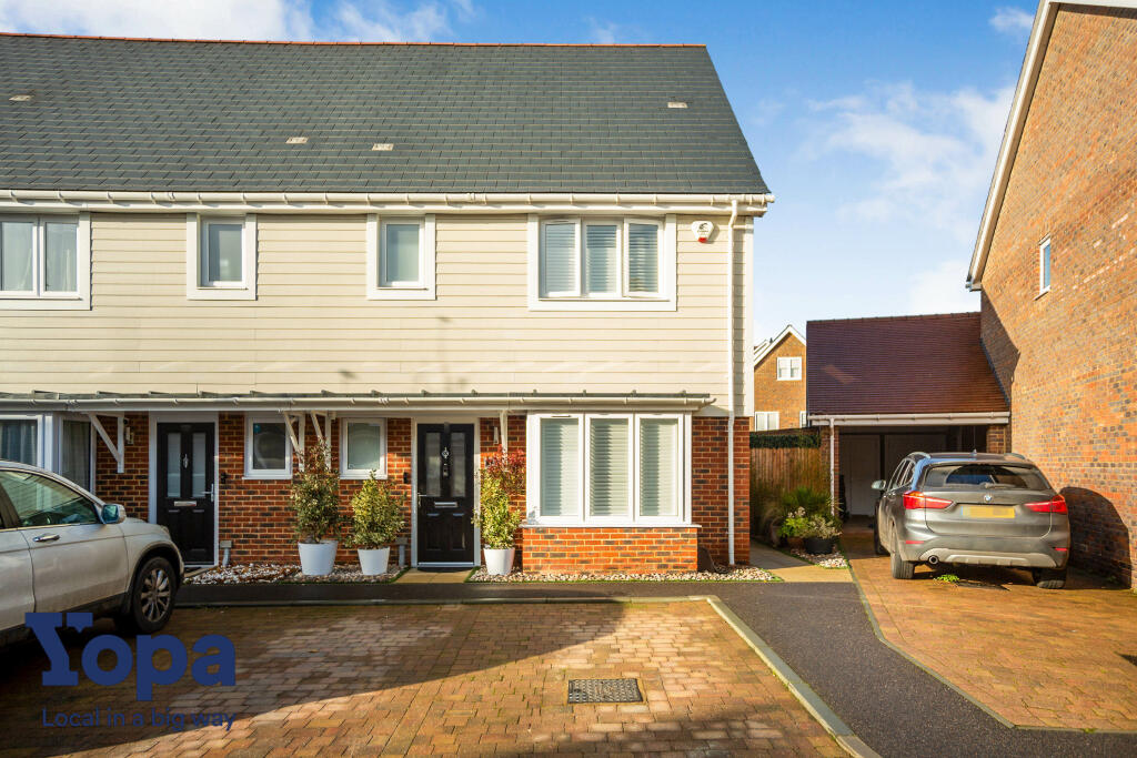 3 bedroom end of terrace house for sale in Chapman Close, Snodland, ME6