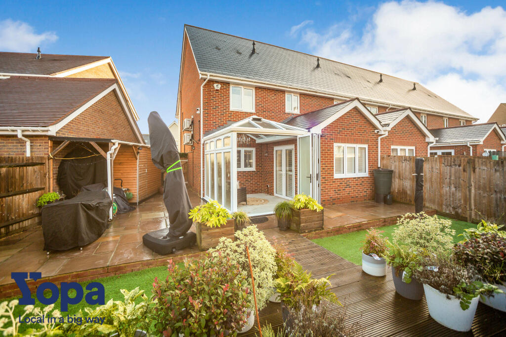 3 bedroom end of terrace house for sale in Chapman Close, Snodland, ME6