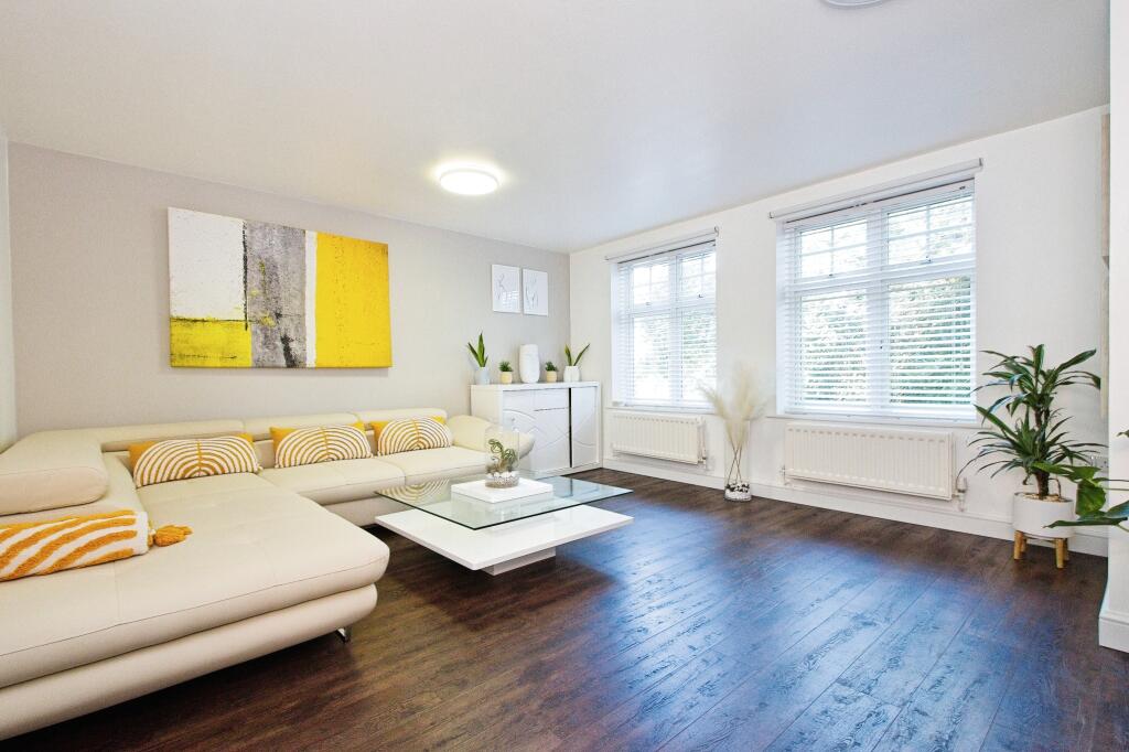 2 bedroom flat for sale in Greenhaven Drive, London, SE28