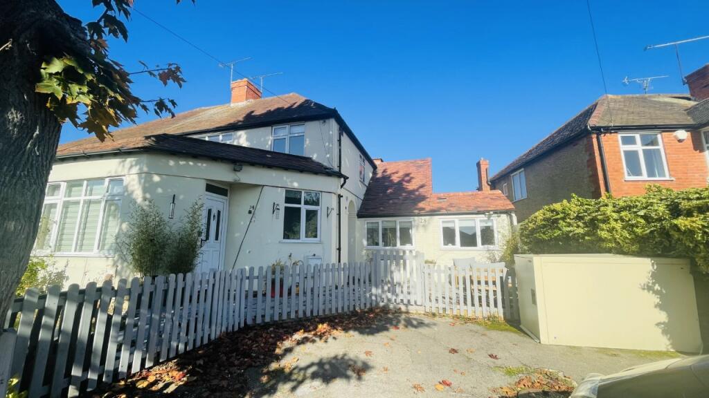 4 bedroom semidetached house for sale in Woodcote Way, Caversham