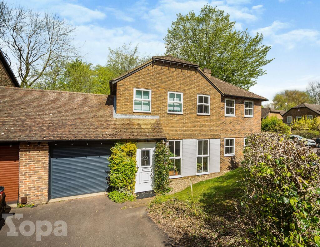 5 bedroom link detached house for sale in Sadlers Close, Chatham, ME5