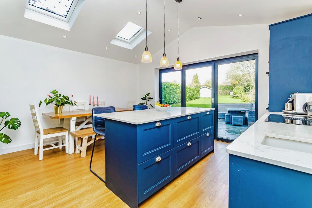 3 bedroom terraced house for sale in Pollards Oak Road, Oxted, RH8