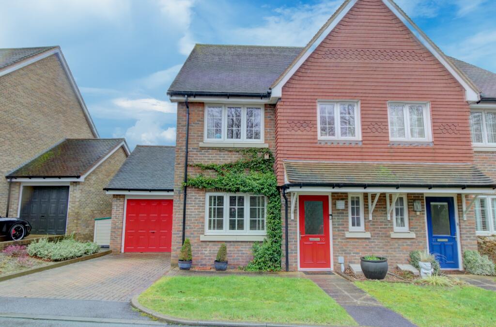 4 bedroom semidetached house for sale in Kingscote Way, East Grinstead