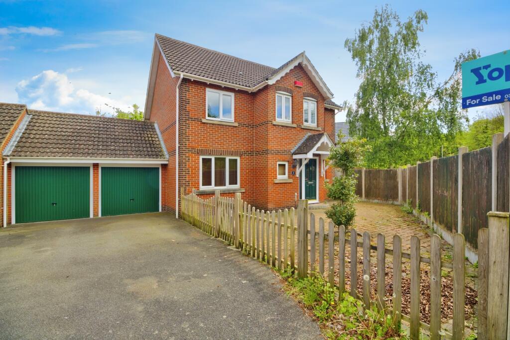 4 bedroom detached house for sale in Bluebell Road, Ashford, TN23