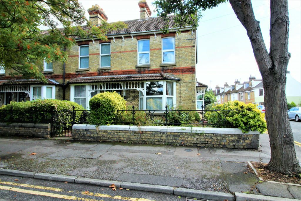 2 bedroom end of terrace house for sale in Queens Avenue, Snodland, ME6