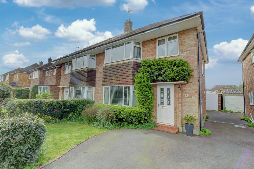 3 bedroom semidetached house for sale in Cootes Avenue, Horsham, RH12