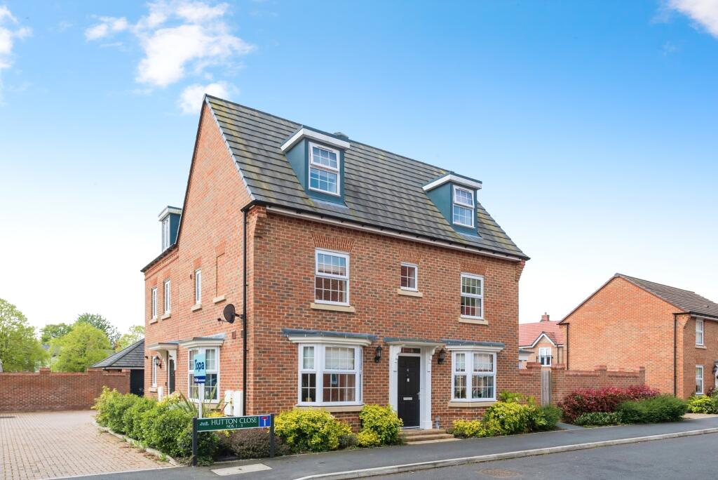 4 bedroom semidetached house for sale in Hutton Close, Newbury, RG14