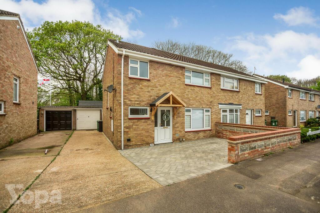 3 bedroom semidetached house for sale in Hever Close, Maidstone, ME15