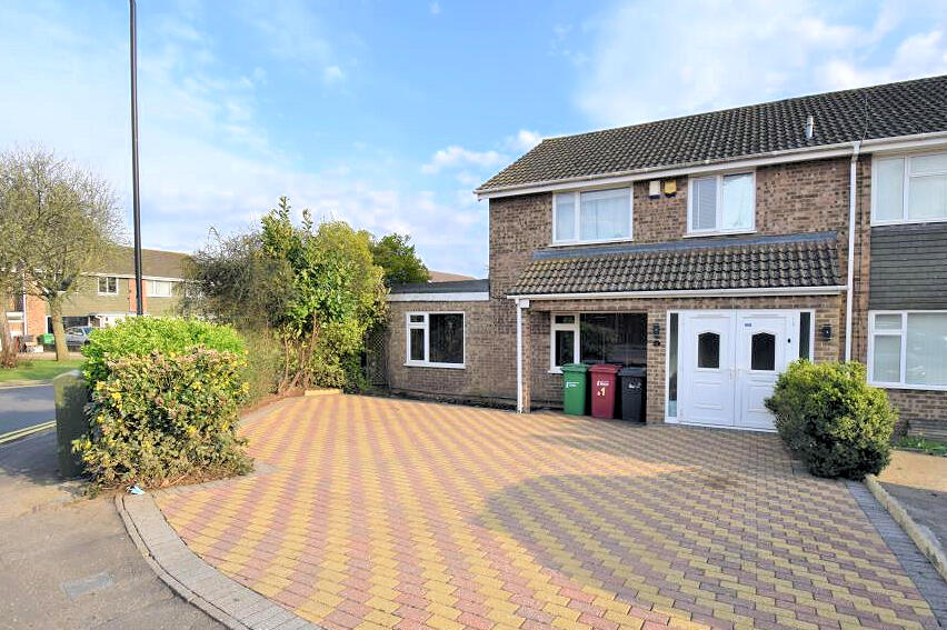 4 bedroom semidetached house for sale in Birch Grove, Slough, SL2