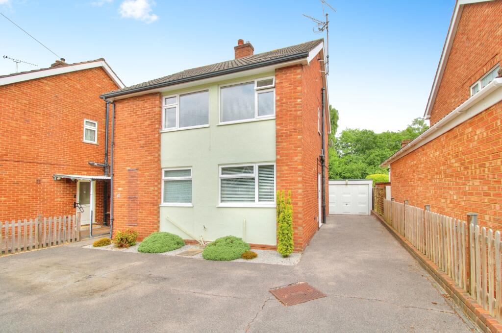 4 bedroom detached house for sale in Oakfield Road, Camberley, GU17