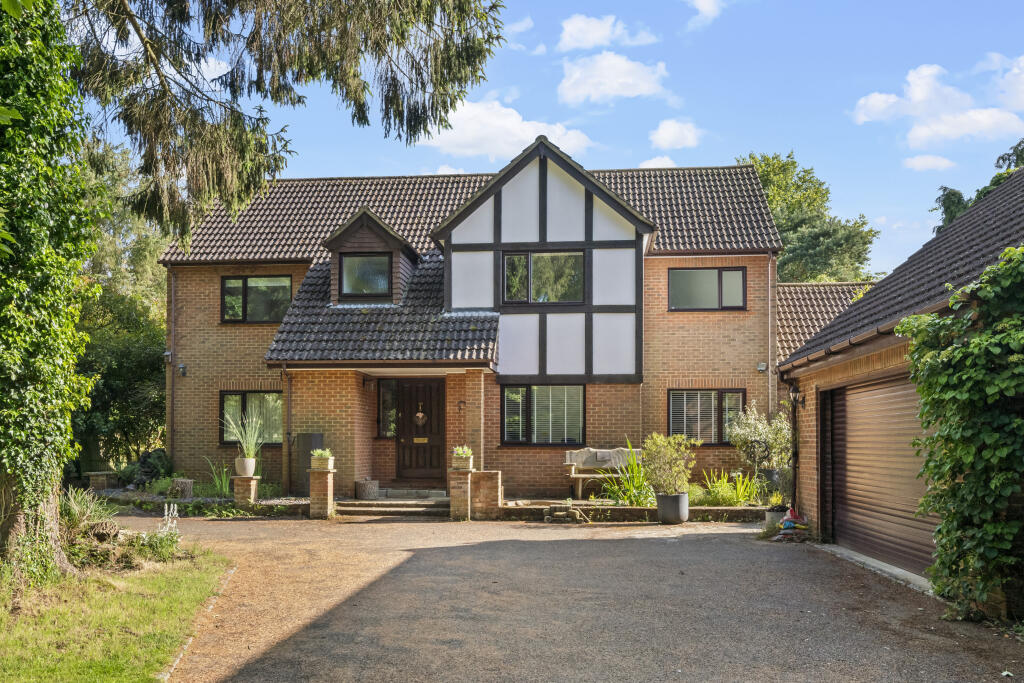 5 bedroom detached house for sale in Wood Lane, Hedgerley, SL2