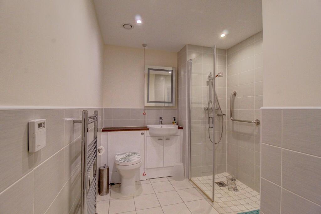 2 bedroom retirement property for sale in Southchurch Boulevard