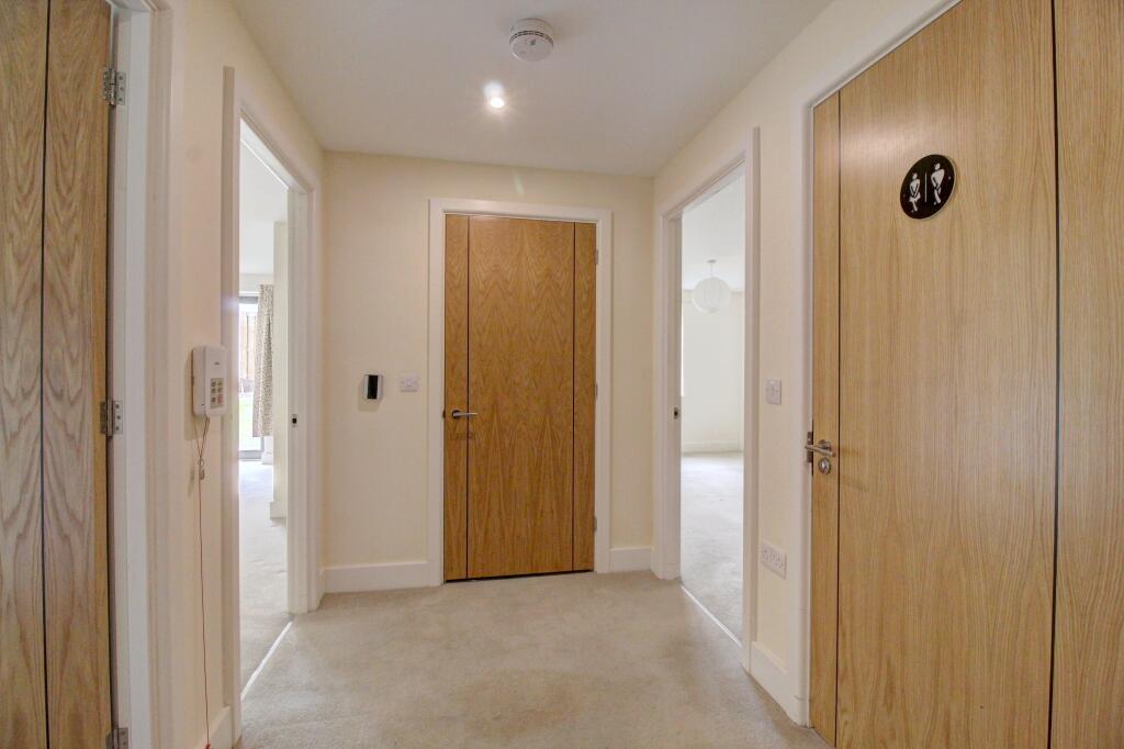 2 bedroom retirement property for sale in Southchurch Boulevard