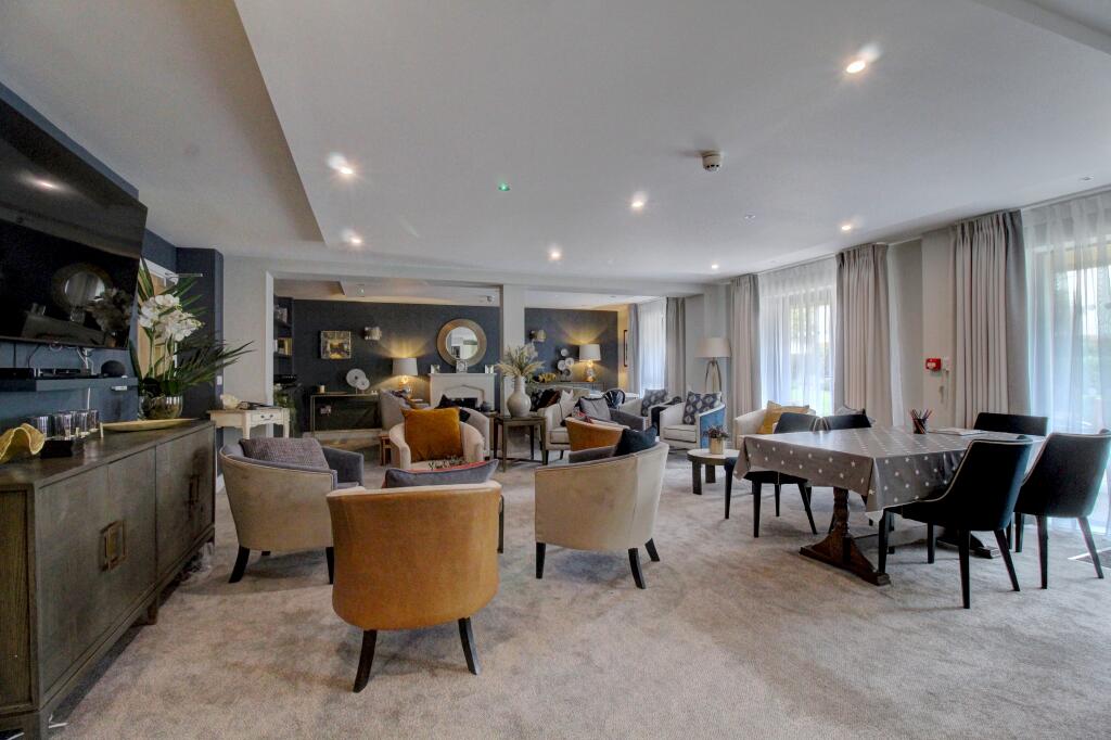 2 bedroom retirement property for sale in Southchurch Boulevard