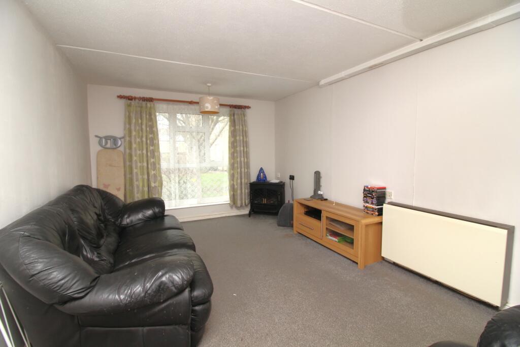 1 bedroom flat for sale in Viola Close, South Ockendon, RM15