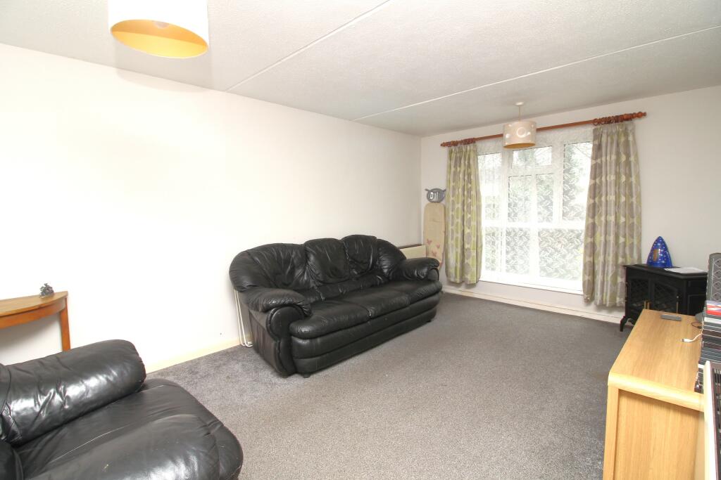 1 bedroom flat for sale in Viola Close, South Ockendon, RM15