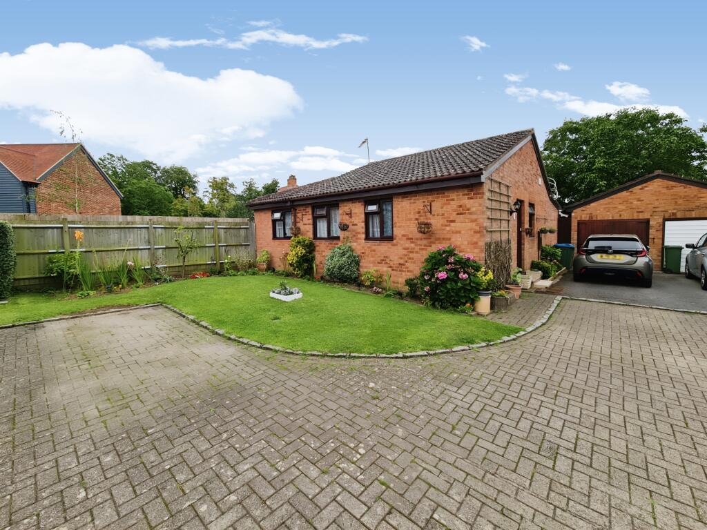 3 bedroom bungalow for sale in Spinney Close, Buckingham, MK18