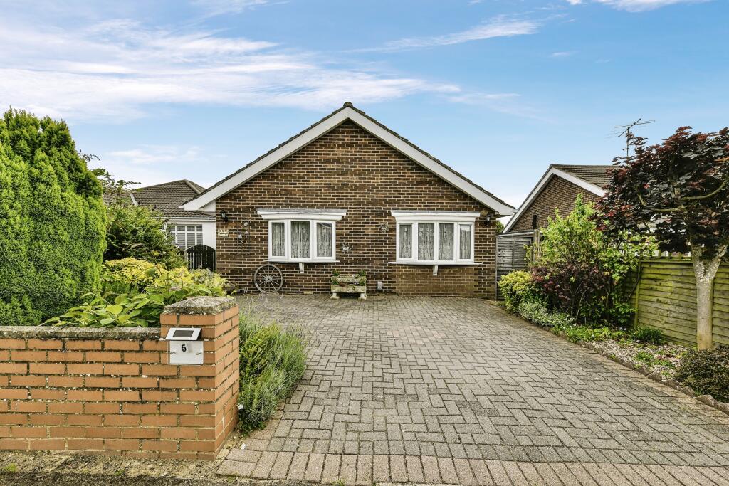 3 bedroom detached bungalow for sale in Fallowfield, Ampthill, MK45