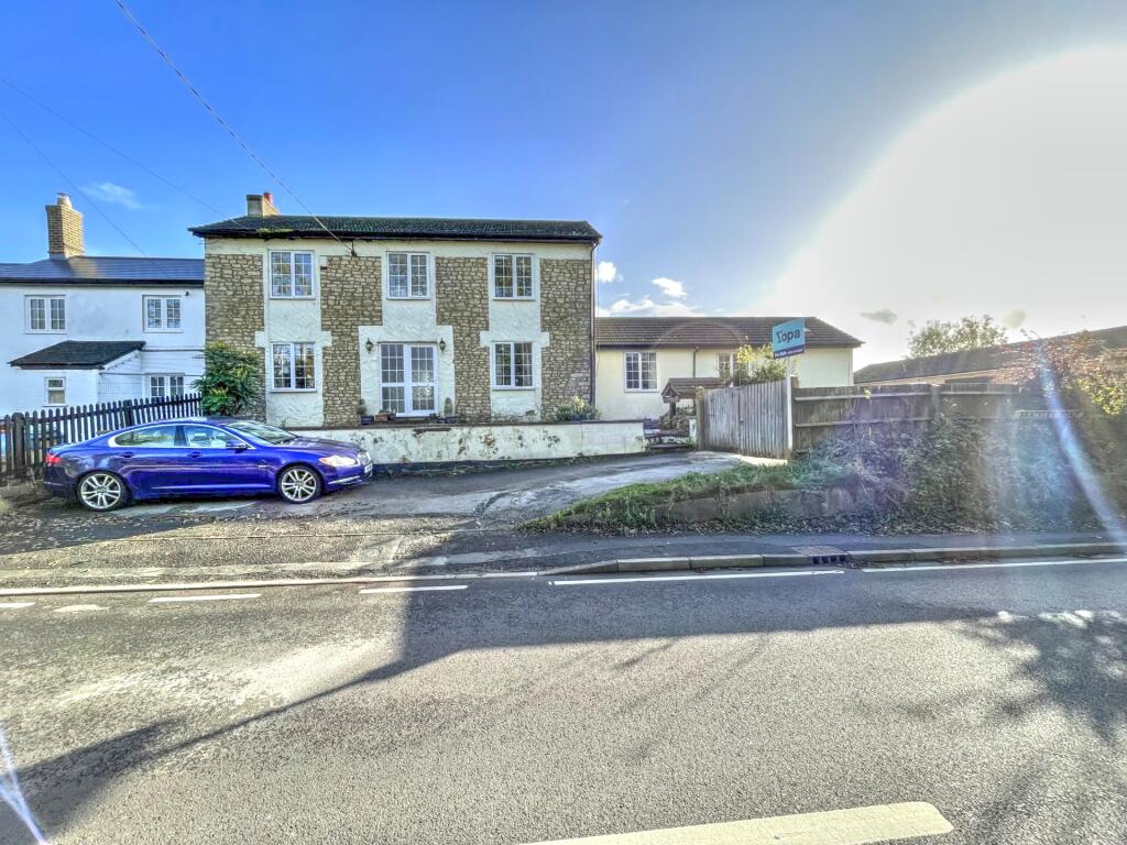 3 bedroom semidetached house for sale in Brackley Road, Silverstone, NN12