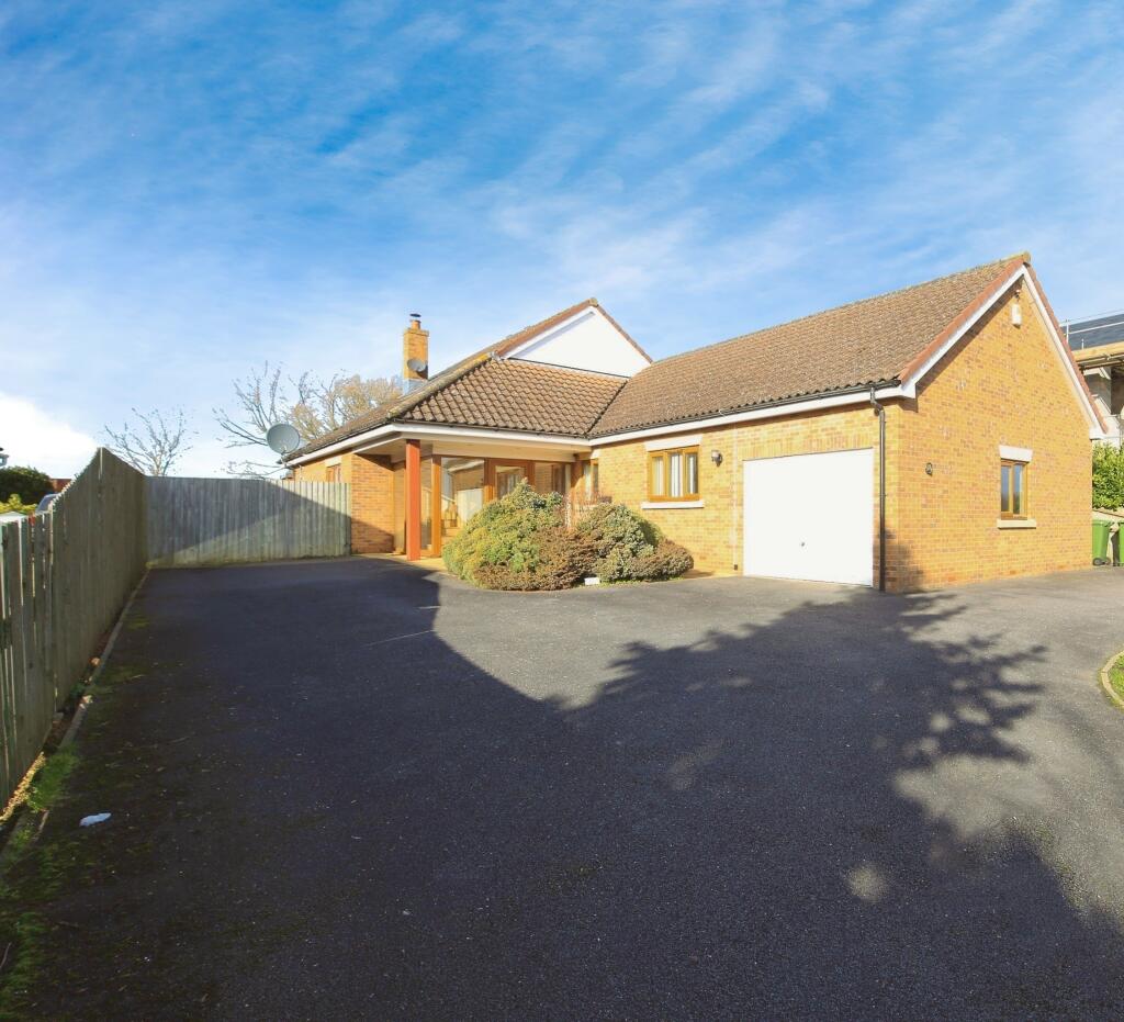5 bedroom detached bungalow for sale in Folksworth Road, Peterborough, PE7