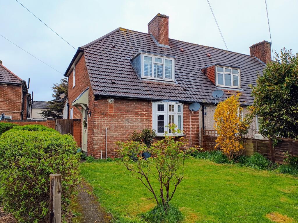 2 bedroom end of terrace house for sale in Hedgemans Road, Dagenham, RM9