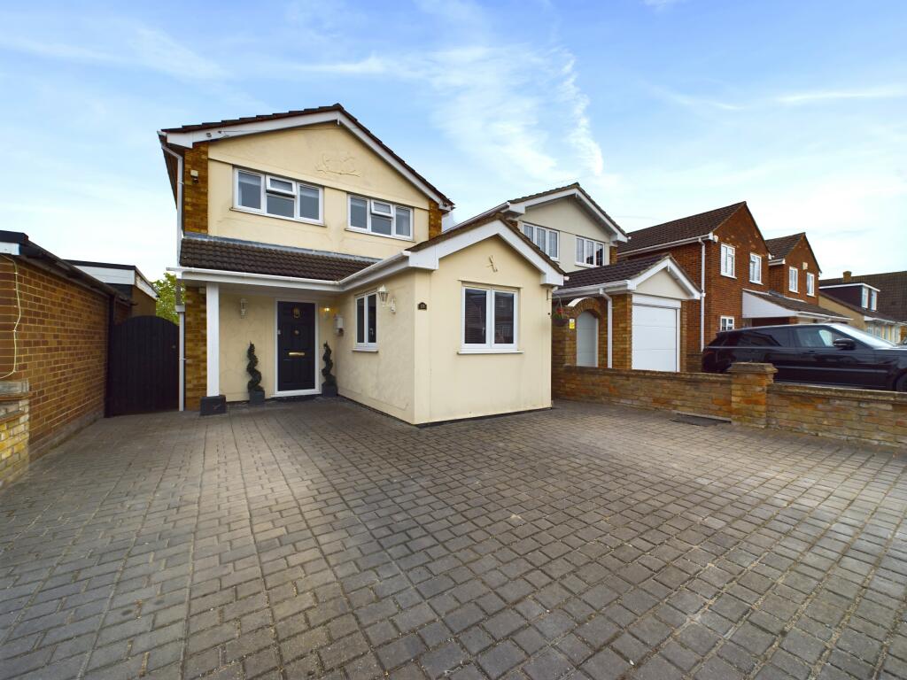 3 bedroom detached house for sale in Burnham Road, Hullbridge, SS5