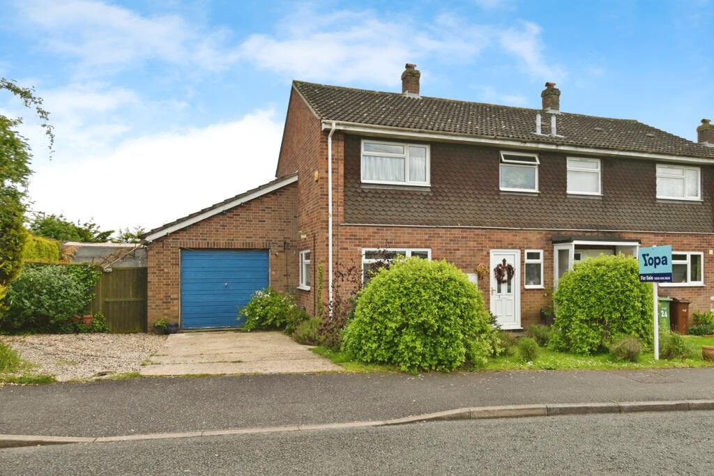 3 bedroom semidetached house for sale in St. Peters Close, Brockdish