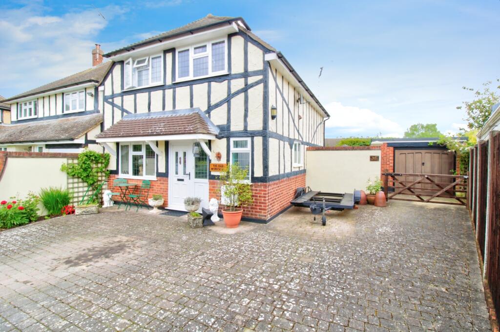 3 Bedroom Detached House For Sale In Moat Close Doddinghurst Cm15