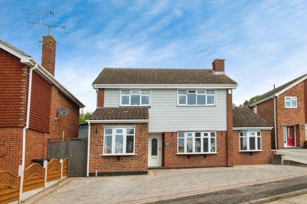 4 bedroom detached house for sale in Bearsted Drive, Basildon, SS13