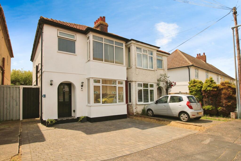 3 bedroom semidetached house for sale in Standley Road, Walton On The Naze, CO14
