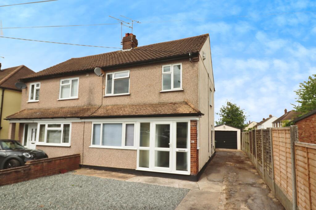 3 bedroom semidetached house for sale in Mountnessing Road, Billericay