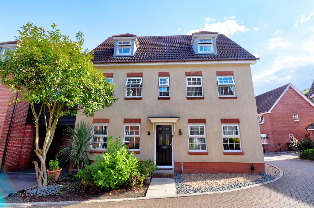 6 bedroom detached house for sale in Frobisher Gardens, Grays, RM16