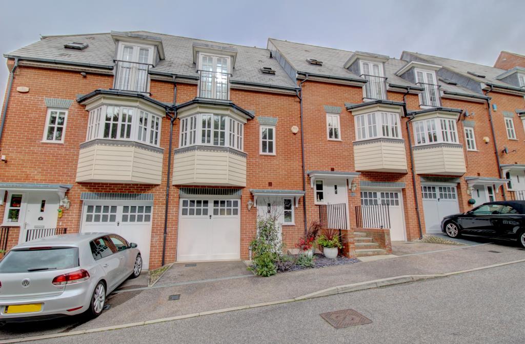 3 bedroom terraced house for sale in Greensleeves Drive, Brentwood, CM14