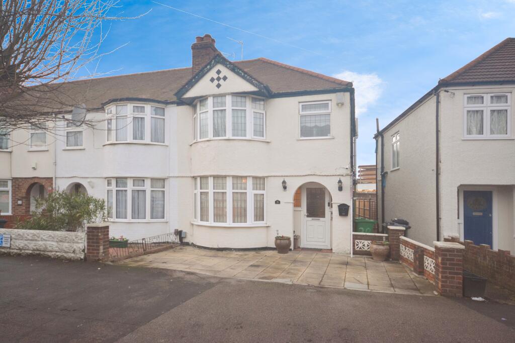 3 bedroom end of terrace house for sale in Abbey Road, Waltham Cross, EN8