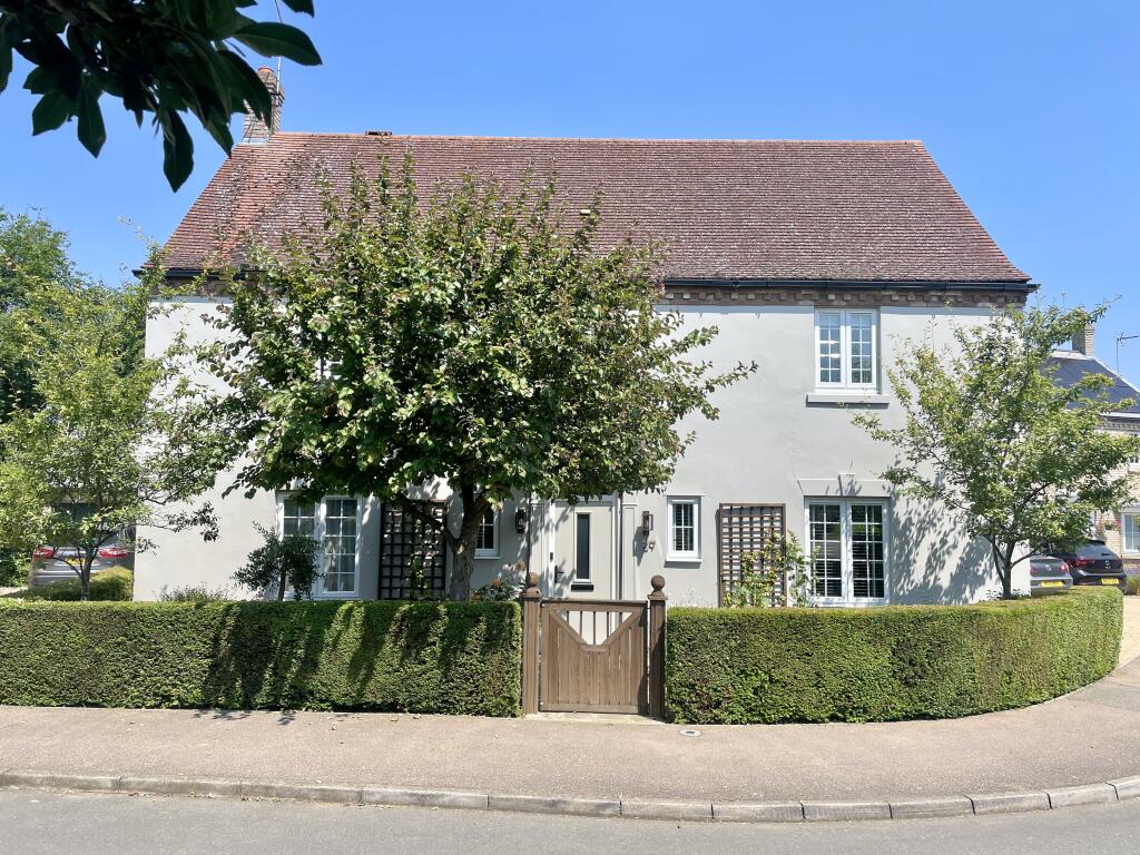 4 bedroom detached house for sale in Hampton Close, Fenstanton, PE28
