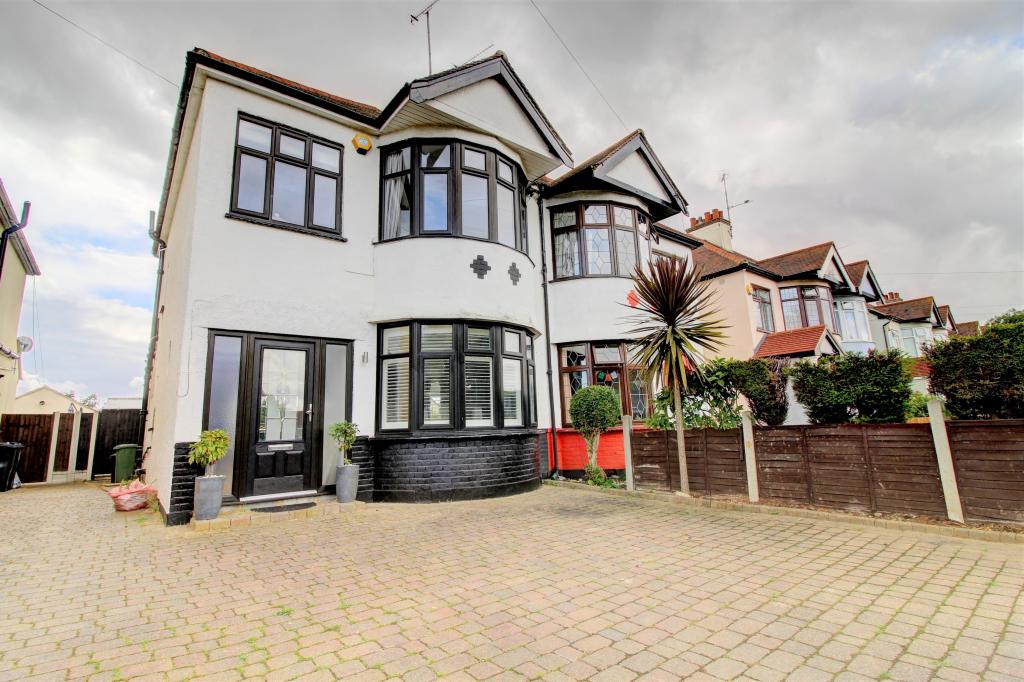 3 bedroom semidetached house for sale in Rayleigh Road, Leighonsea, SS9