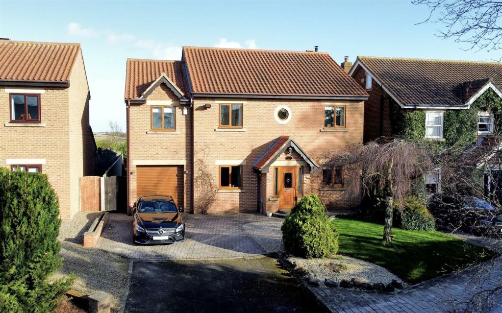 4 bedroom detached house for sale in Woodgate Close, Greatham