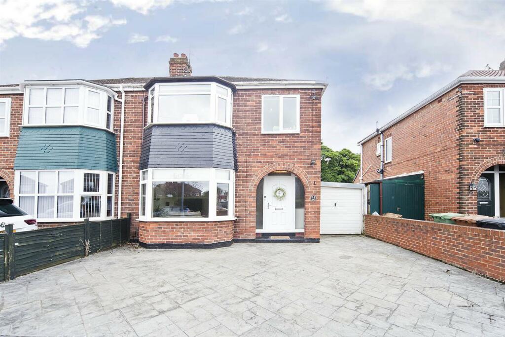 3 bedroom semidetached house for sale in Southbrooke Avenue