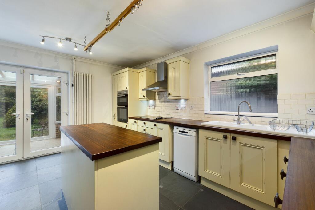 4 bedroom detached house for sale in Moat Road, East Grinstead, West Sussex, RH19