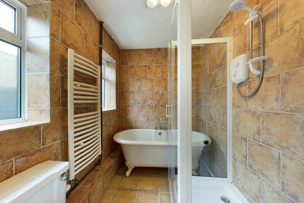 4 bedroom detached house for sale in Moat Road, East Grinstead, West Sussex, RH19