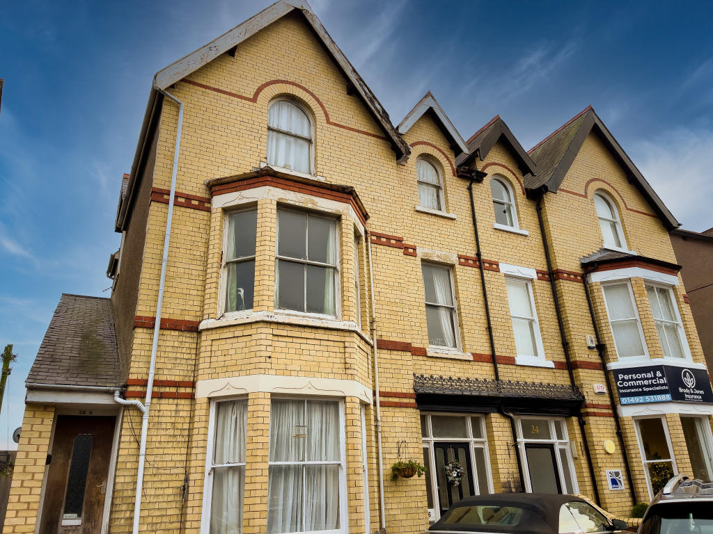 2 bedroom flat for sale in Wynnstay Road, Colwyn Bay, LL29