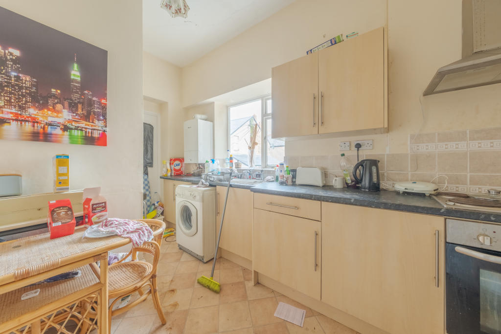 2 bedroom flat for sale in Wynnstay Road, Colwyn Bay, LL29
